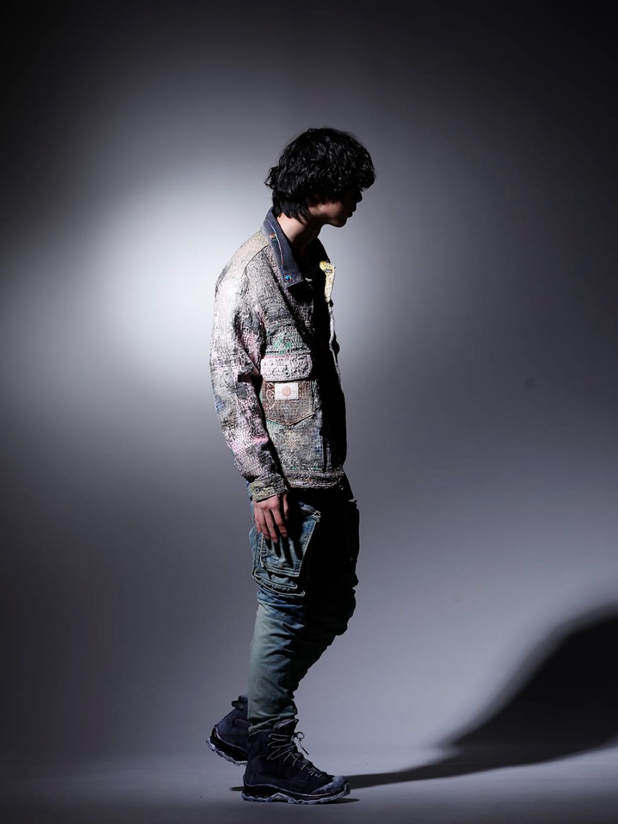 プロレタ リ アート / ユリウス  / イレブン バイ ボリス ビジャン サベリ 2022-23AW - マルチカラーで組み上げる雰囲気のあるスタイル - UROBOROS-DENIM-JACKET-MULCH-XL-22-23AW(デニムジャケット 2nd タイプ ビーズ付き) 787CUM3(DUSK ツイスト タック ショートスリーブTシャツ) 807PAM6-ID(10.5oz ストレッチデニム ダメージペイント カーゴスキニーデニム インディゴ) BOOT2-GTX-BLACK-DYE-001(BOOT2 ゴアテックス ブラックダイ) - 1-002