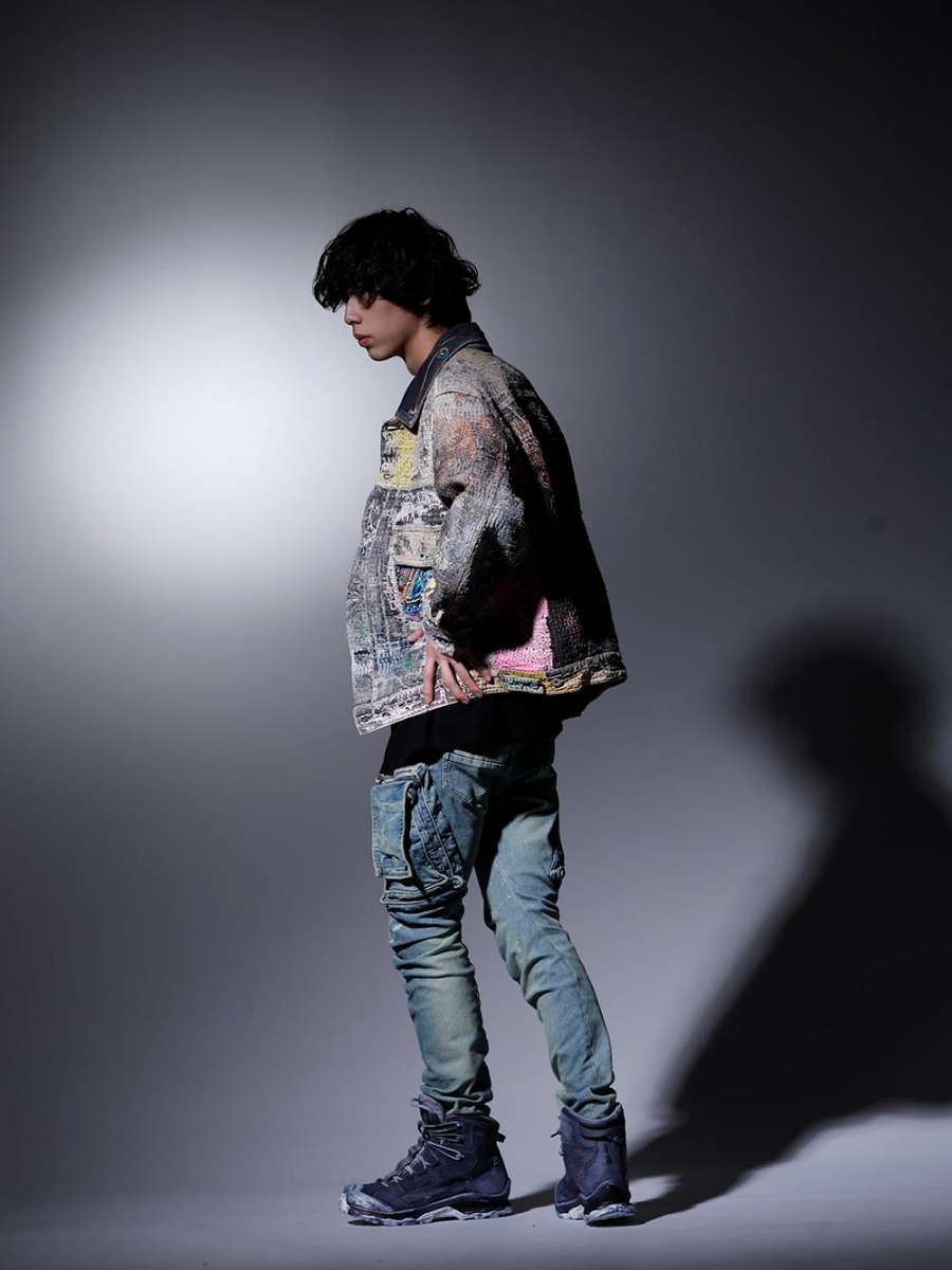 プロレタ リ アート / ユリウス  / イレブン バイ ボリス ビジャン サベリ 2022-23AW - マルチカラーで組み上げる雰囲気のあるスタイル - UROBOROS-DENIM-JACKET-MULCH-XL-22-23AW(デニムジャケット 2nd タイプ ビーズ付き) 787CUM3(DUSK ツイスト タック ショートスリーブTシャツ) 807PAM6-ID(10.5oz ストレッチデニム ダメージペイント カーゴスキニーデニム インディゴ) BOOT2-GTX-BLACK-DYE-001(BOOT2 ゴアテックス ブラックダイ) - 1-003