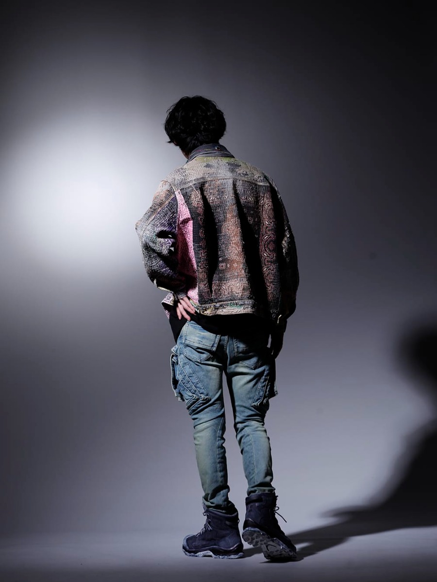 プロレタ リ アート / ユリウス  / イレブン バイ ボリス ビジャン サベリ 2022-23AW - マルチカラーで組み上げる雰囲気のあるスタイル - UROBOROS-DENIM-JACKET-MULCH-XL-22-23AW(デニムジャケット 2nd タイプ ビーズ付き) 787CUM3(DUSK ツイスト タック ショートスリーブTシャツ) 807PAM6-ID(10.5oz ストレッチデニム ダメージペイント カーゴスキニーデニム インディゴ) BOOT2-GTX-BLACK-DYE-001(BOOT2 ゴアテックス ブラックダイ) - 1-004