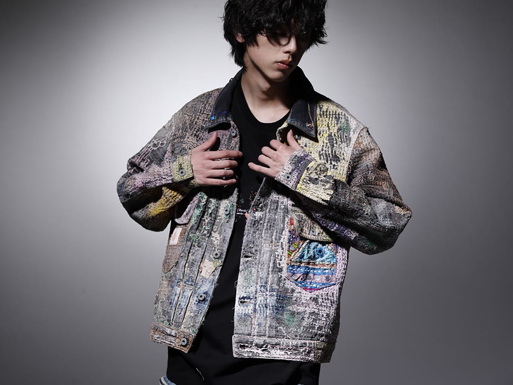 プロレタ リ アート / ユリウス 2022-23AW - BOROを想起させるウェアラブルなアートピースに昇華された、デニムジャケット - UROBOROS-DENIM-JACKET-MULCH-XL-22-23AW(デニムジャケット 2nd タイプ ビーズ付き) 787CUM3(DUSK ツイスト タック ショートスリーブTシャツ) - 2-001