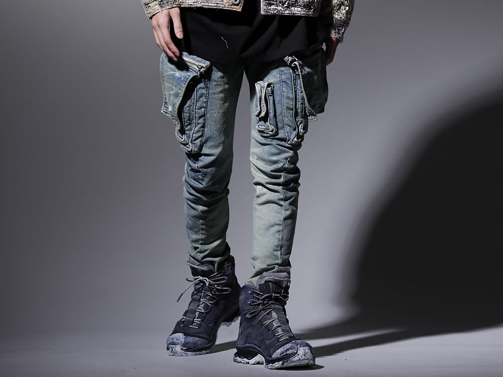 ユリウス  / イレブン バイ ボリス ビジャン サベリ 2022-23AW - インディゴデニムに加工を施し、ユーズド感をプラス - 807PAM6-ID(10.5oz ストレッチデニム ダメージペイント カーゴスキニーデニム インディゴ) BOOT2-GTX-BLACK-DYE-001(BOOT2 ゴアテックス ブラックダイ) - 3-001