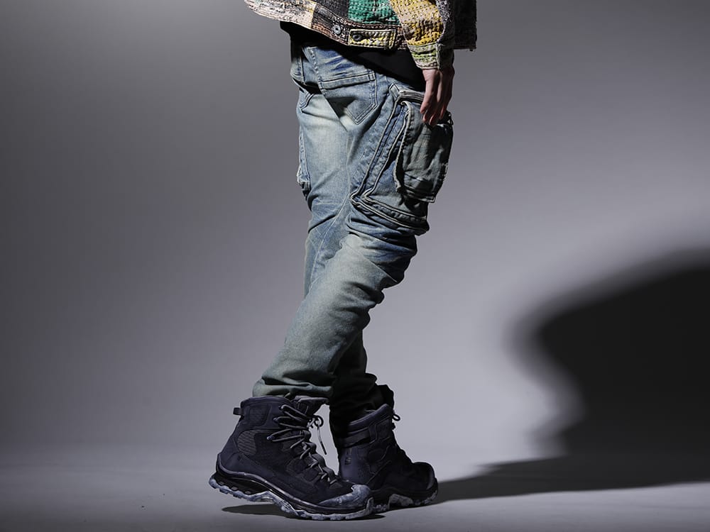 ユリウス  / イレブン バイ ボリス ビジャン サベリ 2022-23AW - インディゴデニムに加工を施し、ユーズド感をプラス - 807PAM6-ID(10.5oz ストレッチデニム ダメージペイント カーゴスキニーデニム インディゴ) BOOT2-GTX-BLACK-DYE-001(BOOT2 ゴアテックス ブラックダイ) - 3-002