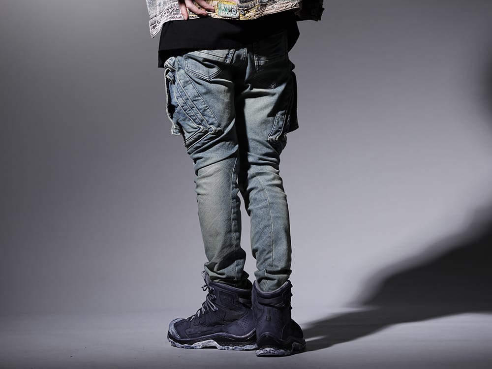 ユリウス  / イレブン バイ ボリス ビジャン サベリ 2022-23AW - インディゴデニムに加工を施し、ユーズド感をプラス - 807PAM6-ID(10.5oz ストレッチデニム ダメージペイント カーゴスキニーデニム インディゴ) BOOT2-GTX-BLACK-DYE-001(BOOT2 ゴアテックス ブラックダイ) - 3-003