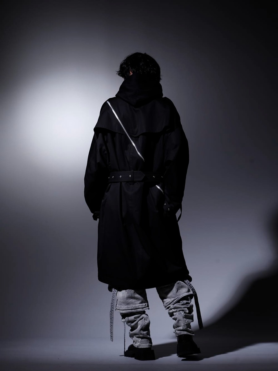 タカヒロミヤシタ ザソロイスト / ヌード マサヒコマルヤマ / ユリウス 2022-23AW - A style with a loose silhouette and a sense of style. - sj.0010AW22(ダブルジップ バルーンシェイプド トレンチコート) NU-1648(フリース ニット オーバーサイズ フーディー) 799PAM24-PL(10.5oz ストレッチデニム ガスマスク ワイドパンツ プラスター) 797FWM1(カウレザー サイド ジップアップ ブーツ) - 1-003