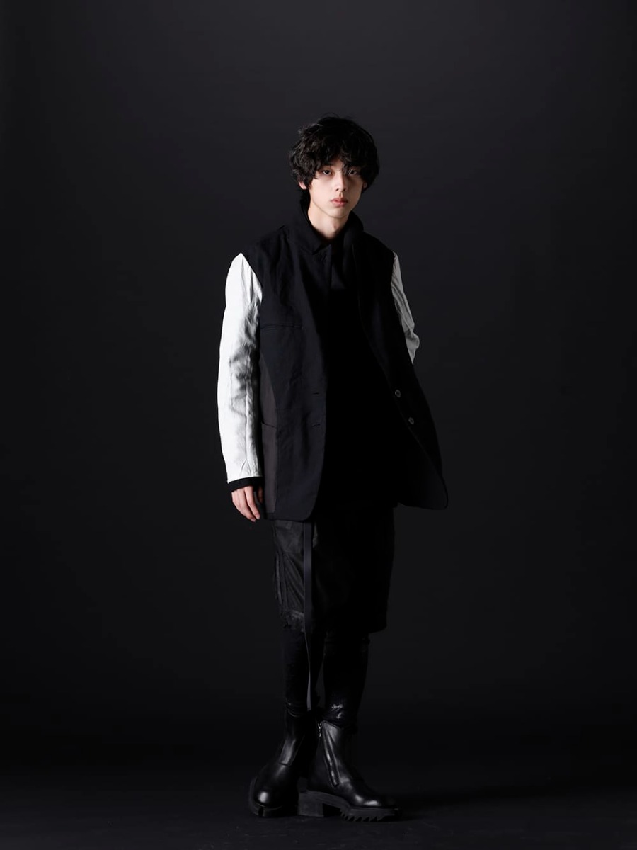 ヌード マサヒコマルヤマ / キリュウキリュウ / ユリウス 2022-23AW スタイリング ブランドらしい風合いあるウール/リネンの生地を使用したリバーシブルジャケットにコーティングショーツと箔加工を施したレギンス、インパクトあるブーツでハードを加えた2wayで楽しめるブラックスタイル - テーラードスタイルにハードさをプラス - NU-1651(リバーシブル オーバーサイズ ジャケット) KO-HT19-060(スムースブラッシュ ルーズ ハイネック) KO-HP33TP-904(コーティング ハイテンションジャージー サルエル テープショーツ) KO-HLG09-059(ホイルスムース レギンス) 797FWM1(カウレザー サイド ジップアップ ブーツ) 807ACU1-Black(カウスキン/ナイロン タイプベルト ブラック) - 1-004