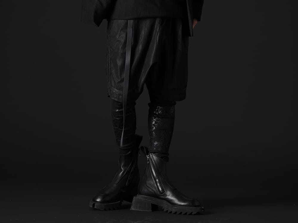 キリュウキリュウ  / ユリウス 2022-23AW - 全面コーティングにより、ハードな雰囲気の作品へ - KO-HP33TP-904(コーティング ハイテンションジャージー サルエル テープショーツ) KO-HLG09-059(ホイルスムース レギンス) 797FWM1(カウレザー サイド ジップアップ ブーツ) 807ACU1-Black(カウスキン/ナイロン タイプベルト ブラック) - 3-001