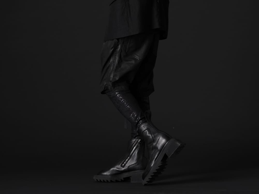 キリュウキリュウ  / ユリウス 2022-23AW - 全面コーティングにより、ハードな雰囲気の作品へ - KO-HP33TP-904(コーティング ハイテンションジャージー サルエル テープショーツ) KO-HLG09-059(ホイルスムース レギンス) 797FWM1(カウレザー サイド ジップアップ ブーツ) 807ACU1-Black(カウスキン/ナイロン タイプベルト ブラック) - 3-002