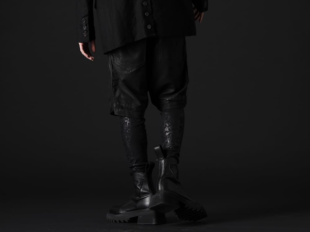 キリュウキリュウ  / ユリウス 2022-23AW - 全面コーティングにより、ハードな雰囲気の作品へ - KO-HP33TP-904(コーティング ハイテンションジャージー サルエル テープショーツ) KO-HLG09-059(ホイルスムース レギンス) 797FWM1(カウレザー サイド ジップアップ ブーツ) 807ACU1-Black(カウスキン/ナイロン タイプベルト ブラック) - 3-003