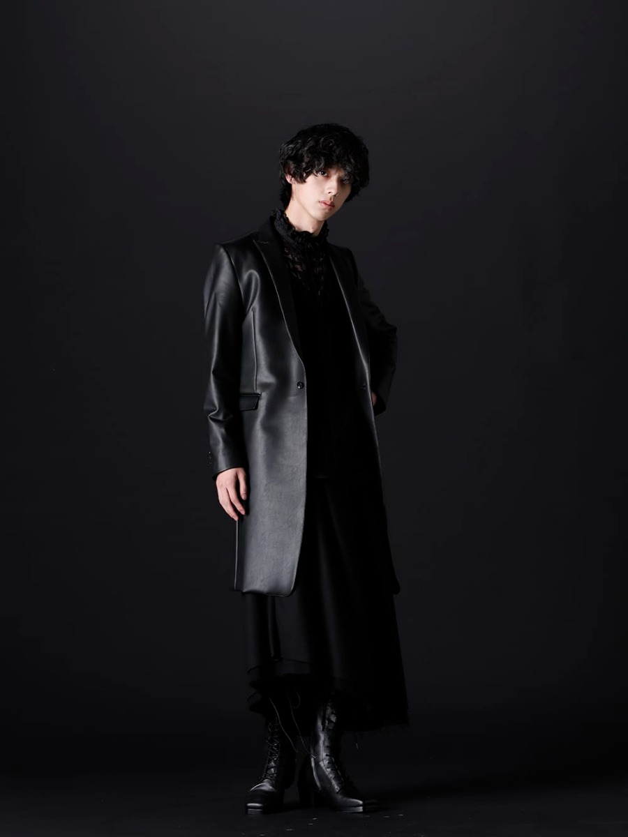 ガラアーベント / クジャク 2022-23AW スタイリング スカートやレースのシャツを使用し、オールブラックでまとめあげた、クールさと品のある、フェミニンなスタイル - ジェンダーレスな雰囲気を演出するエレガンスな装い - 87524205(4WAYストレッチECOレザー ナローピークラペル ロングジャケット) 87524104-Black(デンドロビウムレース ビクトリア調レースシャツ ブラック) KJ-22AW33-Black(オトメユリ スカート ブラック) KJ-22AW34(クロべ ブーツ) - 1-001