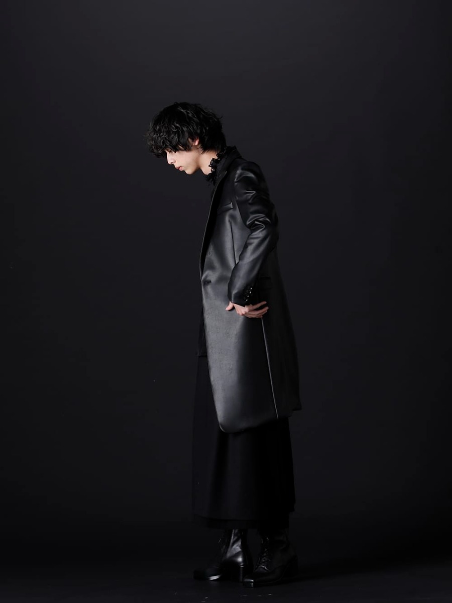 ガラアーベント / クジャク 2022-23AW - ジェンダーレスな雰囲気を演出するエレガンスな装い - 87524205(4WAYストレッチECOレザー ナローピークラペル ロングジャケット) 87524104-Black(デンドロビウムレース ビクトリア調レースシャツ ブラック) KJ-22AW33-Black(オトメユリ スカート ブラック) KJ-22AW34(クロべ ブーツ) - 1-003