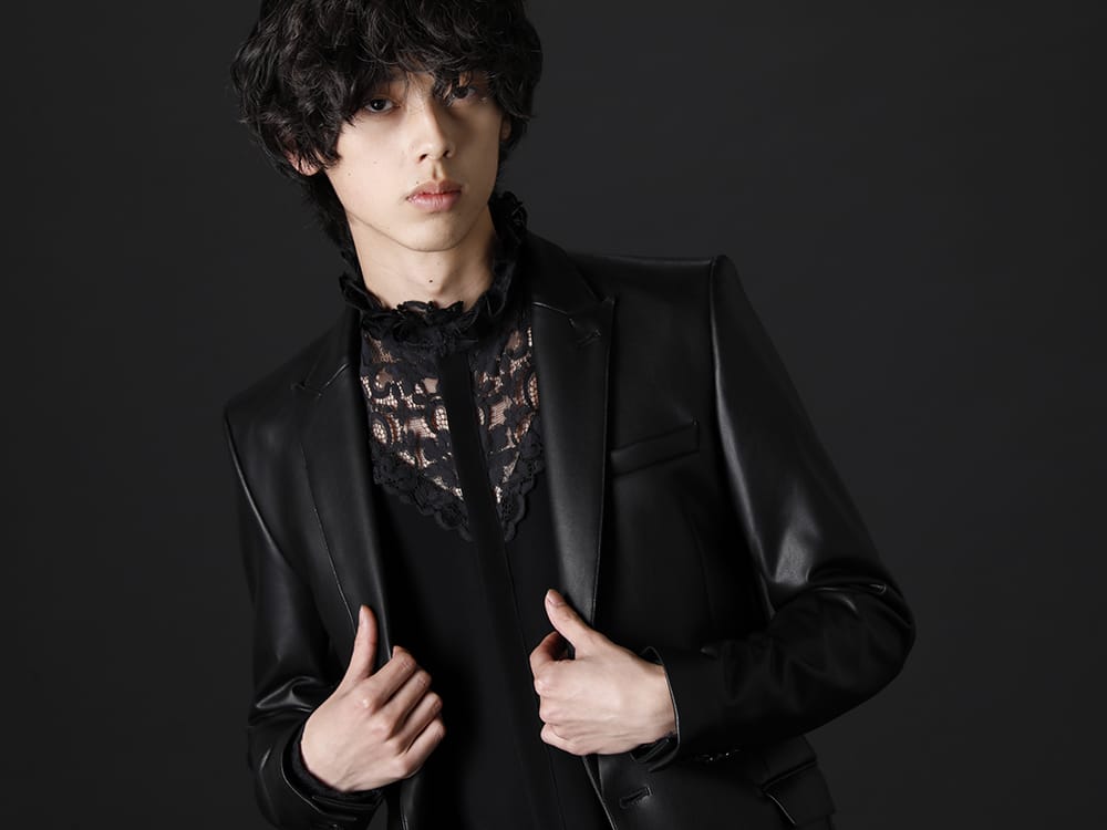 ガラアーベント 2022-23AW - レザーの雰囲気を出したエコレザーとレース使いが特徴のシャツ - 87524205(4WAYストレッチECOレザー ナローピークラペル ロングジャケット) 87524104-Black(デンドロビウムレース ビクトリア調レースシャツ ブラック) - 2-003