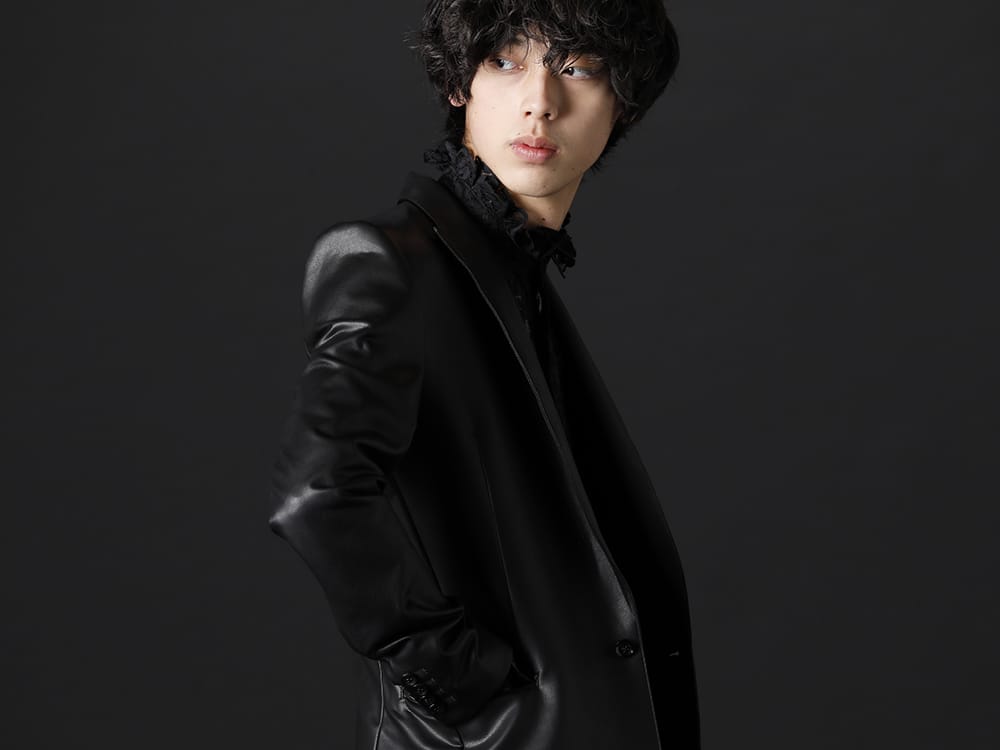 ガラアーベント 2022-23AW - レザーの雰囲気を出したエコレザーとレース使いが特徴のシャツ - 87524205(4WAYストレッチECOレザー ナローピークラペル ロングジャケット) - 2-005