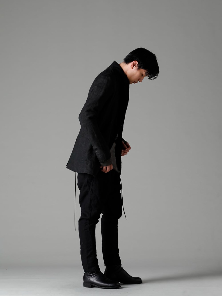 masnada(マスナダ) 22-23AW(秋冬)  ヨウジとアンで経験を積んだ夫婦によって作り出されるデザイン - M2921 リバーシブル ジャケット - M2973 アイコニック バウンド トップ - M2913 ライニング バギー パンツ - 788Z_H バックジップブーツ ダブルソール - ホース フルグレイン レザー 1-001