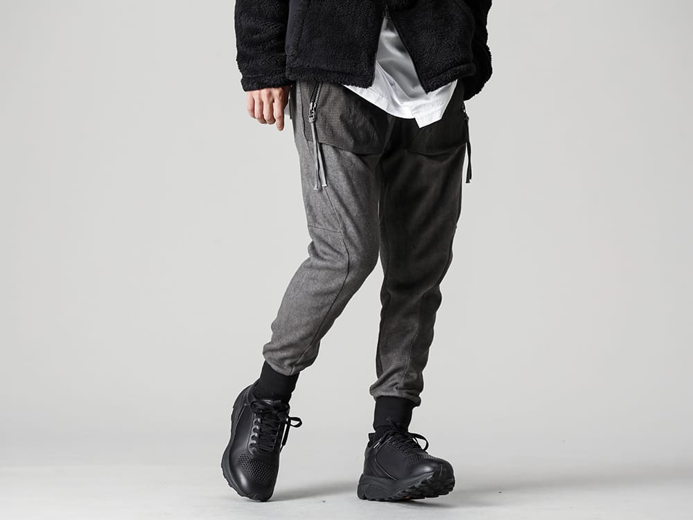 D.HYGEN 2022-23AW Untwisted yarn fleece-lined tapered cropped pants dust with a comfortable fit like a jersey. ST107-1022A-Dust - Untwisted Fleece-Lined Tapered Cropped Pants Dust - SCV186C016 Black - Night Run Light Black 3-001