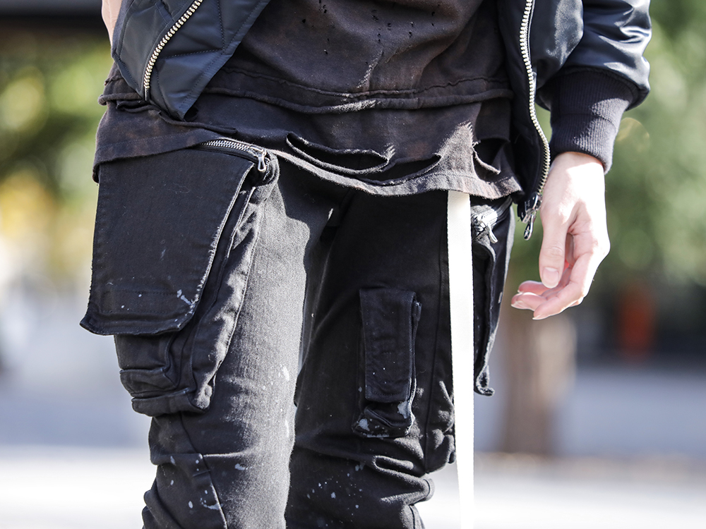 JULIUS 2022-23AW - IItems with the military feeling that gives a feeling of JULIUS character - 807PAM6-BK(10.5oz Stretch Denim Damage Painted Cargo Skinny Denims) 807ACU1-Off-White(Cow Skin / Nylon Tape Belt Off White) - 3-004