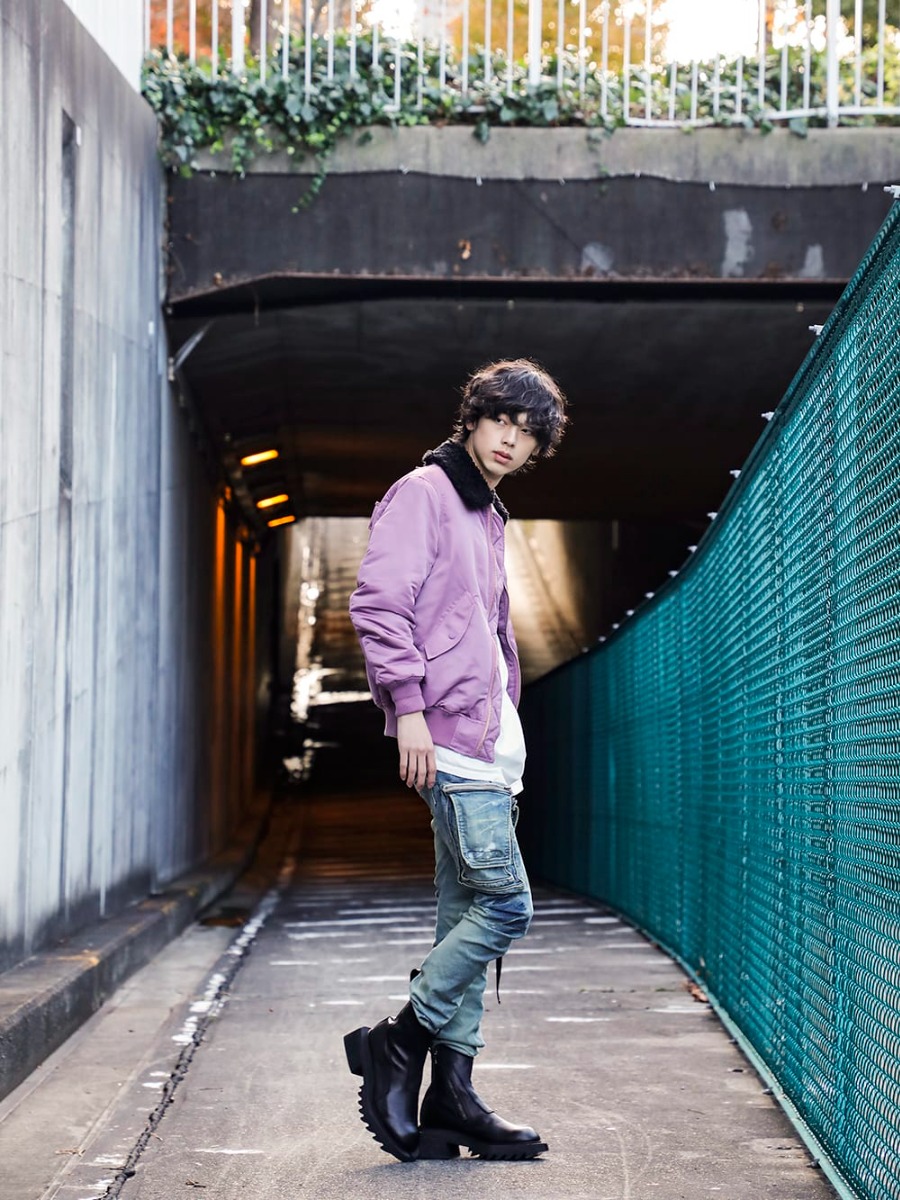 フェノメノン / ユリウス 2022-23AW - ライトなカラーリングでまとめたミリタリースタイル - ILLJK22A-007-lilac(クロス フライトジャケット ライラック) 807CPM2-Off-White(コットンジャージー ドレープ ショートスリーブTシャツ オフホワイト) 807PAM6-ID(10.5oz ストレッチデニム ダメージペイント カーゴスキニーデニム インディゴ) 797FWM1(カウレザー サイド ジップアップ ブーツ) 807ACU1-Black(カウスキン/ナイロン タイプベルト ブラック) - 1-002