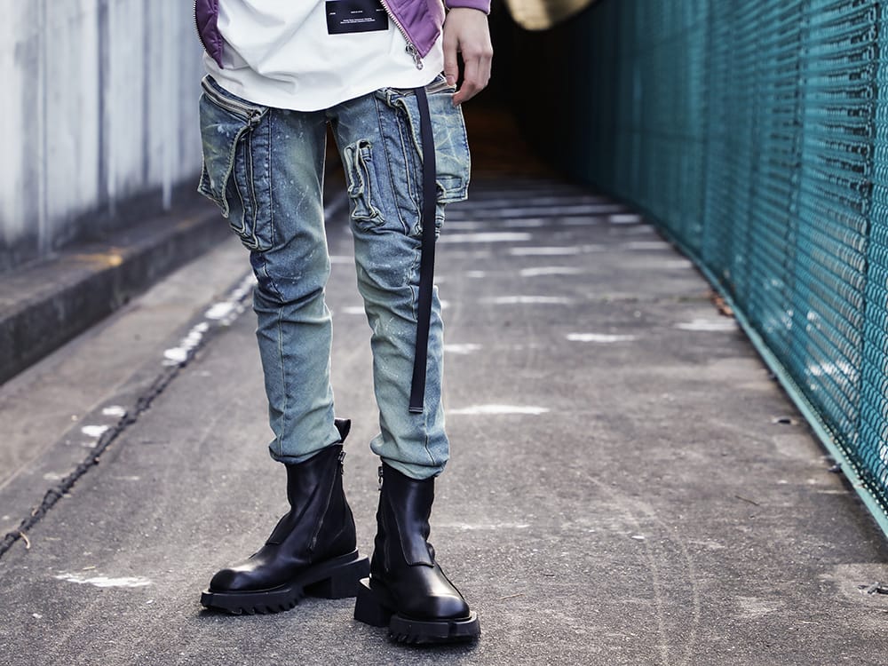 ユリウス 2022-23AW - ヴィンテージ感を演出する加工を施したスキニーカーゴ - 807PAM6-ID(10.5oz ストレッチデニム ダメージペイント カーゴスキニーデニム インディゴ) 797FWM1(カウレザー サイド ジップアップ ブーツ) 807ACU1-Black(カウスキン/ナイロン タイプベルト ブラック) - 3-001