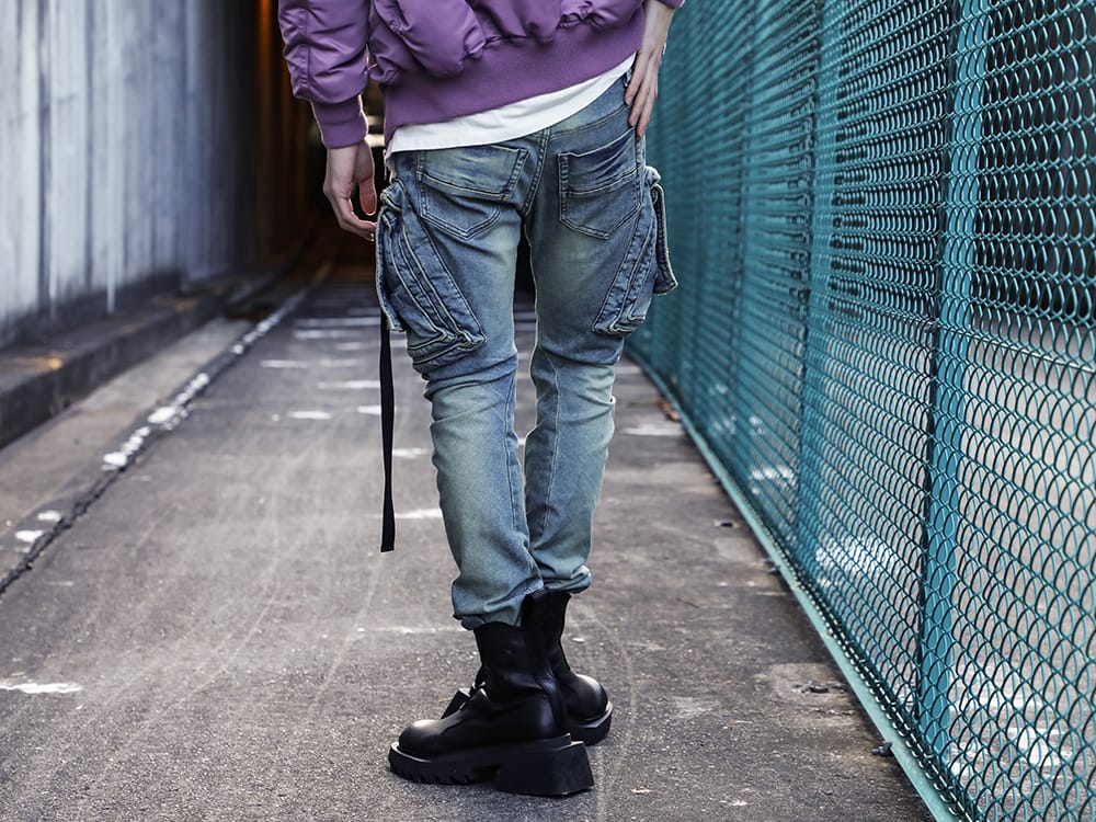ユリウス 2022-23AW - ヴィンテージ感を演出する加工を施したスキニーカーゴ - 807PAM6-ID(10.5oz ストレッチデニム ダメージペイント カーゴスキニーデニム インディゴ) 797FWM1(カウレザー サイド ジップアップ ブーツ) 807ACU1-Black(カウスキン/ナイロン タイプベルト ブラック) - 3-003