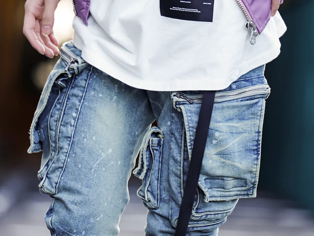 ユリウス 2022-23AW - ヴィンテージ感を演出する加工を施したスキニーカーゴ - 807PAM6-ID(10.5oz ストレッチデニム ダメージペイント カーゴスキニーデニム インディゴ) 807ACU1-Black(カウスキン/ナイロン タイプベルト ブラック) - 3-004