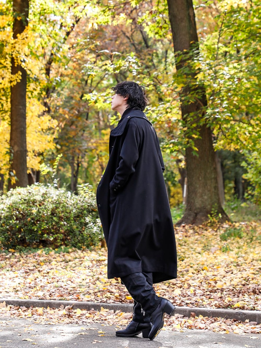 kujaku / JULIUS / TAKAHIROMIYASHITATheSoloist. 2022-23AW - Coat style with avant-garde design - KJ-22AW01(suzuran coat) 797VEM2(Lamb Skin / Cow Hair Vest) KJ-22AW29-Black(kosumosu pullover Black) sp.0013AW22(bondage jean.) KJ-22AW34(kurobe boots) - 1-003