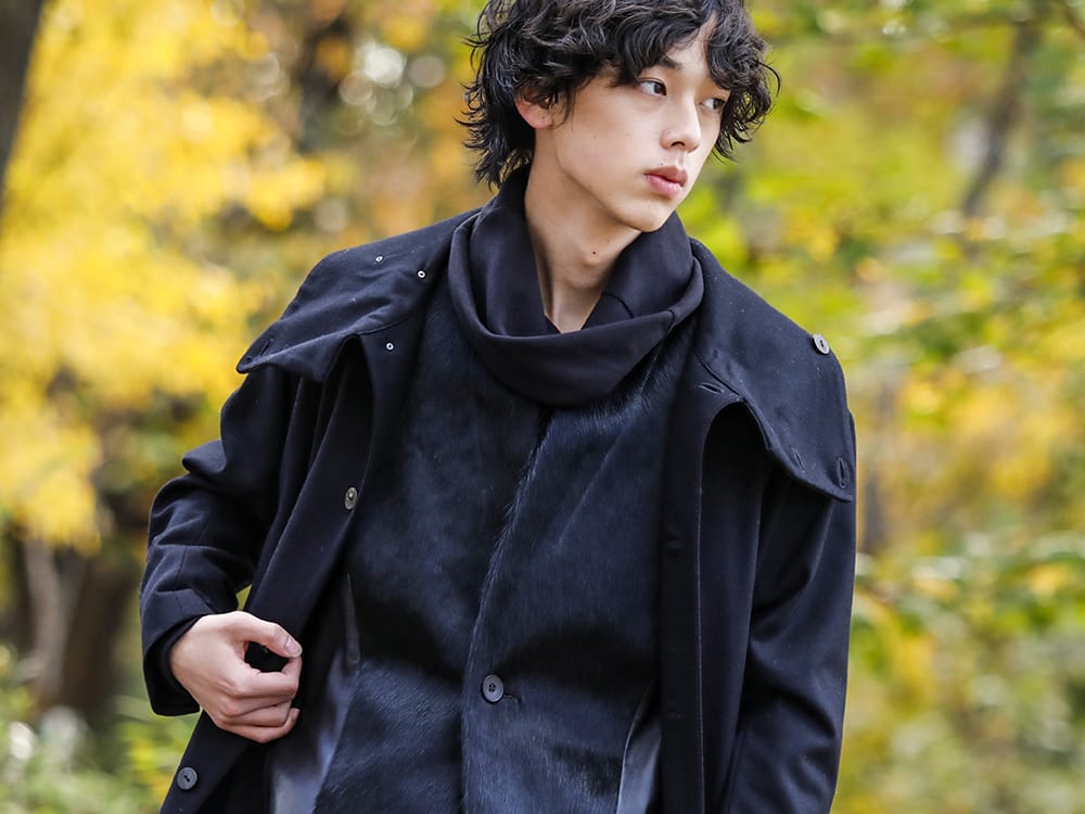 kujaku / JULIUS 2022-23AW - Vest that adds impact to minimalist style - KJ-22AW01(suzuran coat) 797VEM2(Lamb Skin / Cow Hair Vest) KJ-22AW29-Black(kosumosu pullover Black) - 2-004
