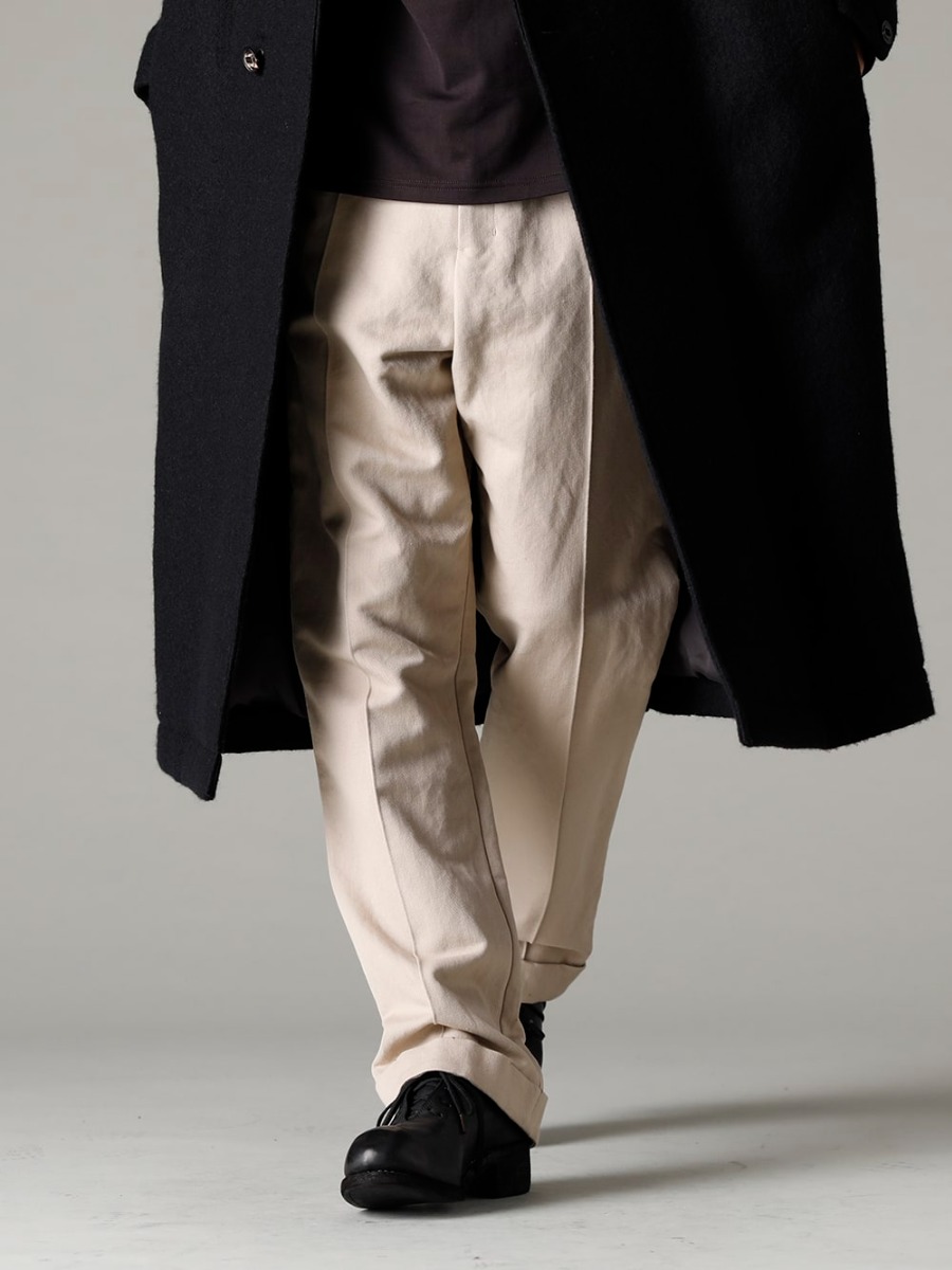 DEVOA(デヴォア) 22-23AW(秋冬) カジュアルに履ける綺麗なシルエットのパンツ  PTN-SOK-Light-Beige スケーター パンツ コットン / リネン ライト ベージュ PL10L-BLKT オーソピーディック ダービーシューズ ホース フルグレイン レザー - PL10L 3-001