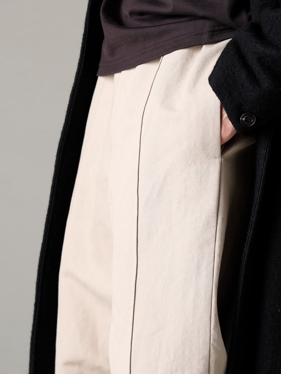 DEVOA(デヴォア) 22-23AW(秋冬) カジュアルに履ける綺麗なシルエットのパンツ -  PTN-SOK-Light-Beige スケーター パンツ コットン / リネン ライト ベージュ PL10L-BLKT オーソピーディック ダービーシューズ ホース フルグレイン レザー - PL10L 3-003