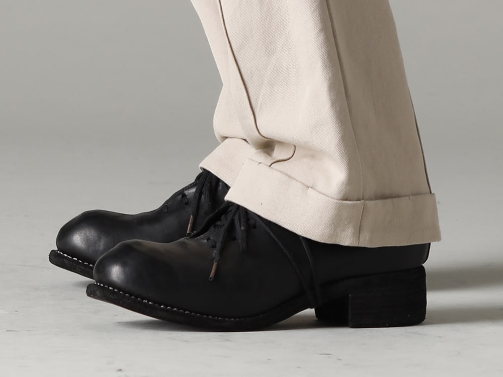 DEVOA(デヴォア) 22-23AW(秋冬) カジュアルに履ける綺麗なシルエットのパンツ -  PTN-SOK-Light-Beige スケーター パンツ コットン / リネン ライト ベージュ PL10L-BLKT オーソピーディック ダービーシューズ ホース フルグレイン レザー - PL10L 3-004