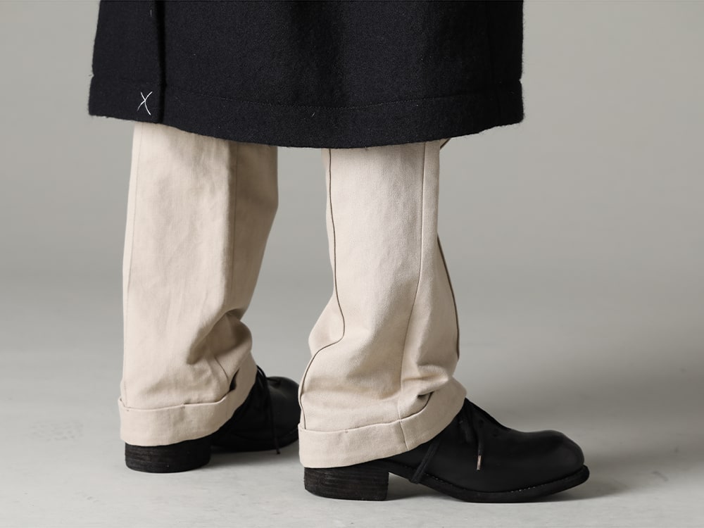 DEVOA(デヴォア) 22-23AW(秋冬) カジュアルに履ける綺麗なシルエットのパンツ -  PTN-SOK-Light-Beige スケーター パンツ コットン / リネン ライト ベージュ PL10L-BLKT オーソピーディック ダービーシューズ ホース フルグレイン レザー - PL10L 3-005