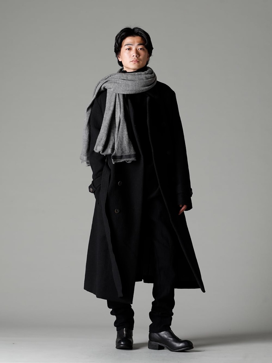Forme D’expression(フォルメ デ エクスプレッション) 22-23AW(秋冬)  ミリタリウェアが起源のトレンチコート - HC012-MDRB ウォーデン コート - TTW-wn ウール ボトルネックニット ブラック - UP110-354B コントゥア パンツ 2.0 - PL1 フロントジップブーツ ダブルソール - ホース フルグレイン レザー - L’echarpe-Plomb-Cold-Dye スカーフ w/ サーモ アドヒーシブ レザー テープ プロン コールド ダイ 1-003