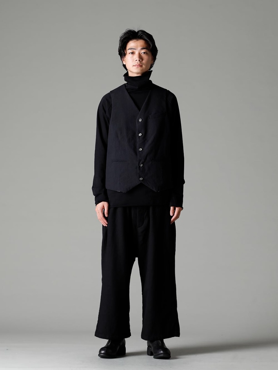 Bergfabel(バーグファベル) 22-23AW(秋冬) スタイリング - クラシックスなデザインで幅広いファッションに活用 クラシックなスタイルの王道ジレ - G12-165 イージー ベスト - TTC-swcm-blk コットンボトルネック ブラック - Bretagne-pants-Long-Wool-Black ブルターニュ パンツ ロング ウール ブラック - PL0FZ オーソピーディック デコルテ シューズ ダブルソール ホース フルグレイン - PL0FZ