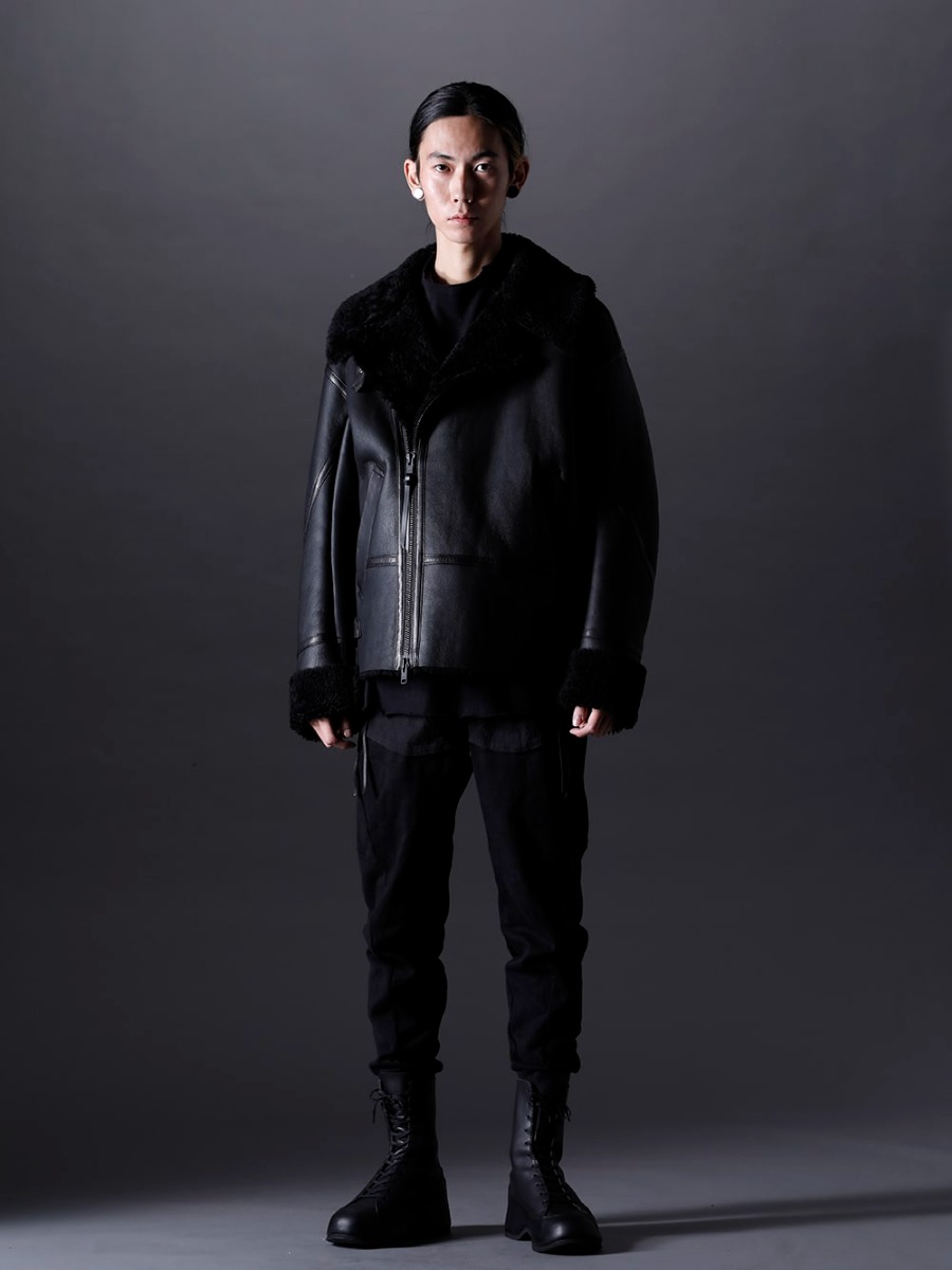 The Viridi-anne 22-23AW スタイリング - Styled to match the hard taste of the jacket, the pants and boots are also styled in a similar taste to match the jacket's atmosphere. - VI-3503-06 Mouton Jacket CSC-WT3-Black Long sleeve cotton jersey Black ST107-1022A-Black Untwisted Fleece-Lined Tapered Cropped Pants Black VI-3554-09 Inheel Boots 