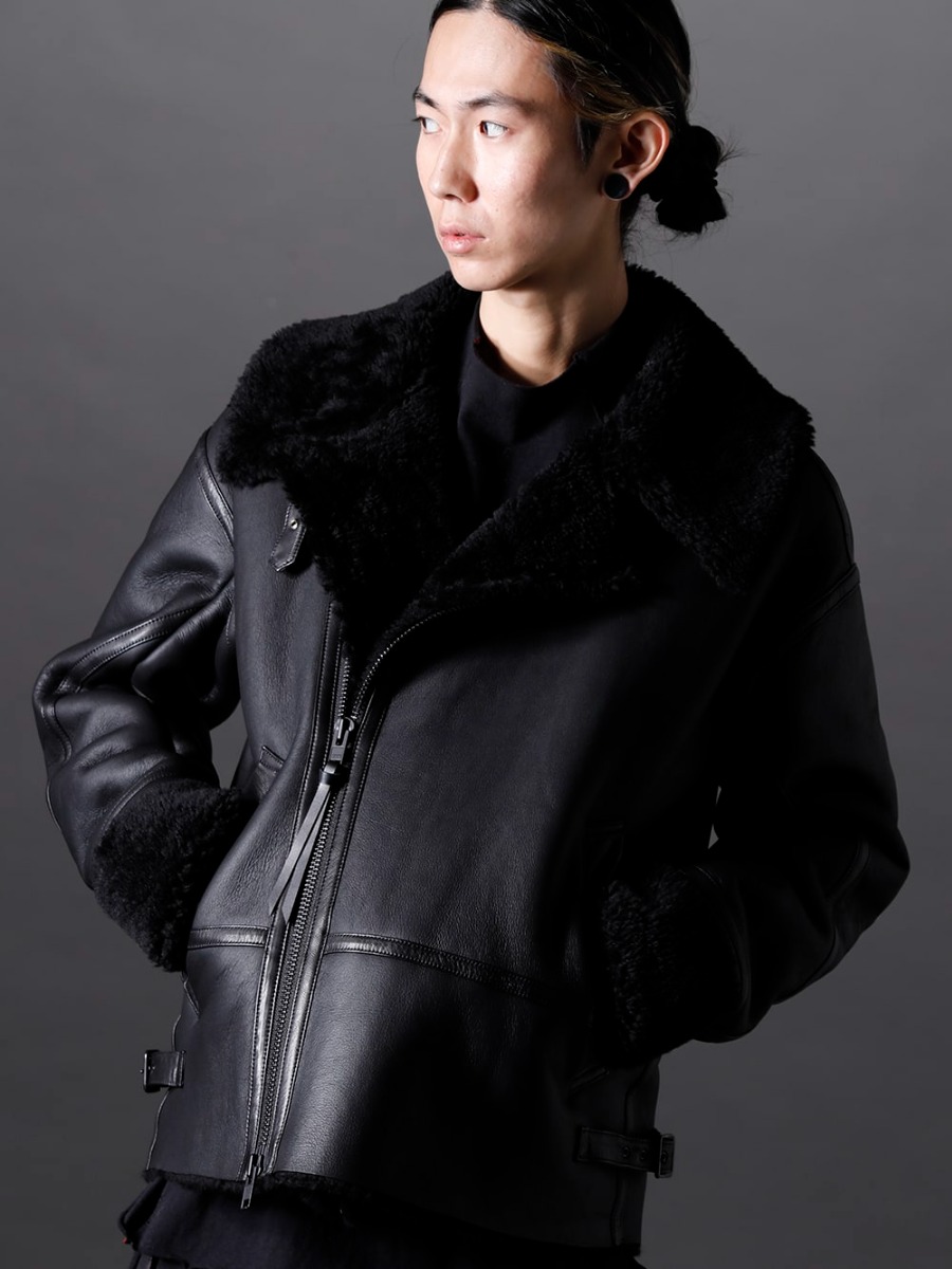 The Viridi-anne 22-23AW The mouton boa visible from the sleeves and collar, and the loose silhouette give the Mouton Jacket a classical atmosphere, but at the same time it is TVA-like. -  VI-3503-06 Mouton Jacket