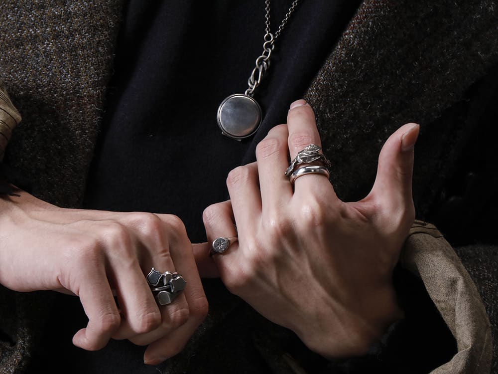 ZIGGY CHEN-ジギーチェン 22-23AW(秋冬) レザーグローブは胸ポケットに入れる事でお洒落上級者なワンポイントに - 0M2231107-ダブルブレスト オーバーサイズコート - UK7553-Black-ロングスリーブ ニットトップ. ブラック - M2712-ブレスレット ケーブ チェイン ローズバット - M1189-4リングコンビネーションメモリーズ - M1711-WI-リング シンボル ウィンドローズ 3-004