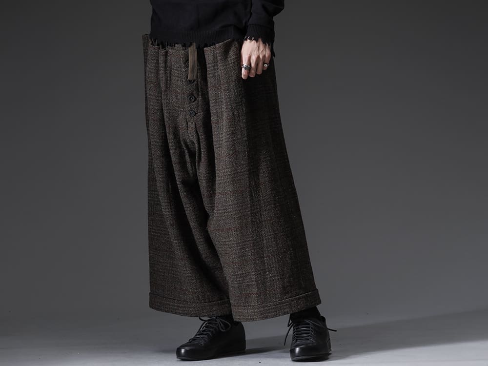 ZIGGY CHEN-ジギーチェン 22-23AW(秋冬) 秋の装いから冬の装いまで主役をこなせる極太ドローストリングトラウザー -  0M2230507-フロントプリーツ ワイドドローストリングトラウザーズ - 0M2235002-スクエアスカーフ - Handsewn-Classic-Lo-ハンドソーン クラシック ロー 5-002
