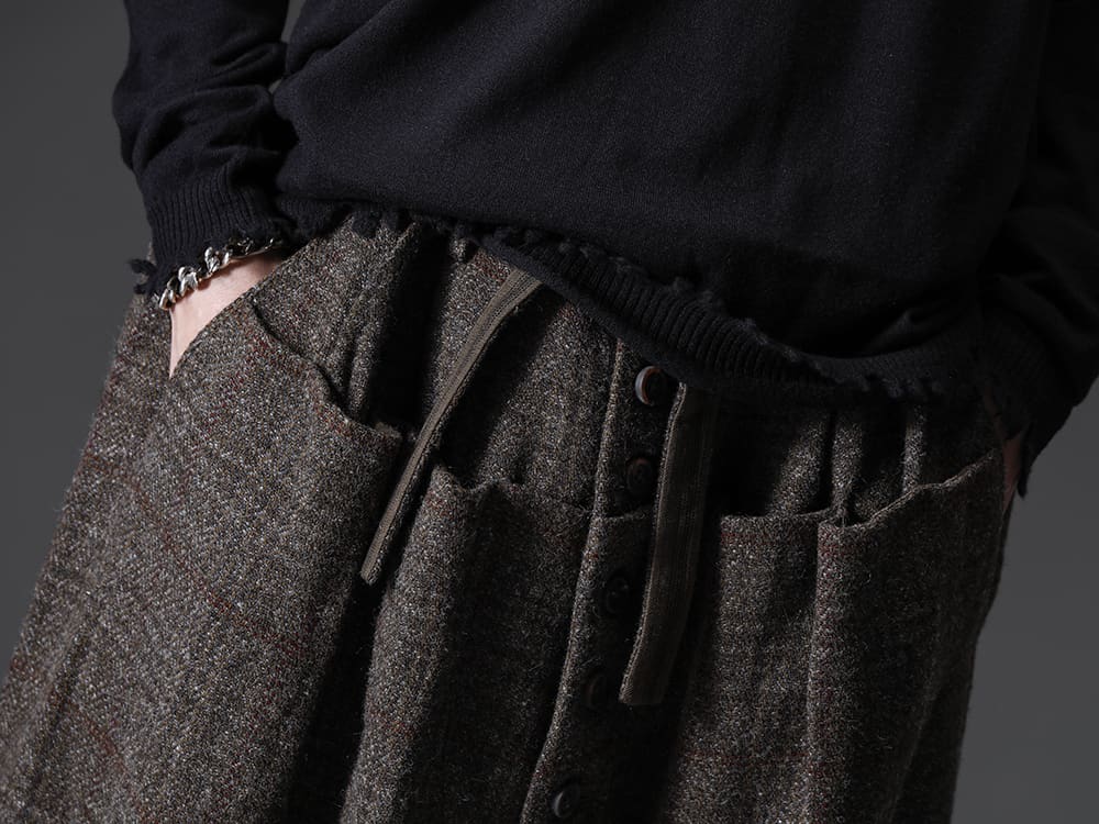 ZIGGY CHEN-ジギーチェン 22-23AW(秋冬) 秋の装いから冬の装いまで主役をこなせる極太ドローストリングトラウザー -  0M2230507-フロントプリーツ ワイドドローストリングトラウザーズ - 0M2235002-スクエアスカーフ - Handsewn-Classic-Lo-ハンドソーン クラシック ロー 5-004