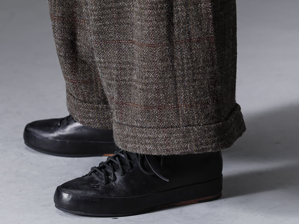 ZIGGY CHEN-ジギーチェン 22-23AW(秋冬) 秋の装いから冬の装いまで主役をこなせる極太ドローストリングトラウザー -  0M2230507-フロントプリーツ ワイドドローストリングトラウザーズ - 0M2235002-スクエアスカーフ - Handsewn-Classic-Lo-ハンドソーン クラシック ロー 5-005