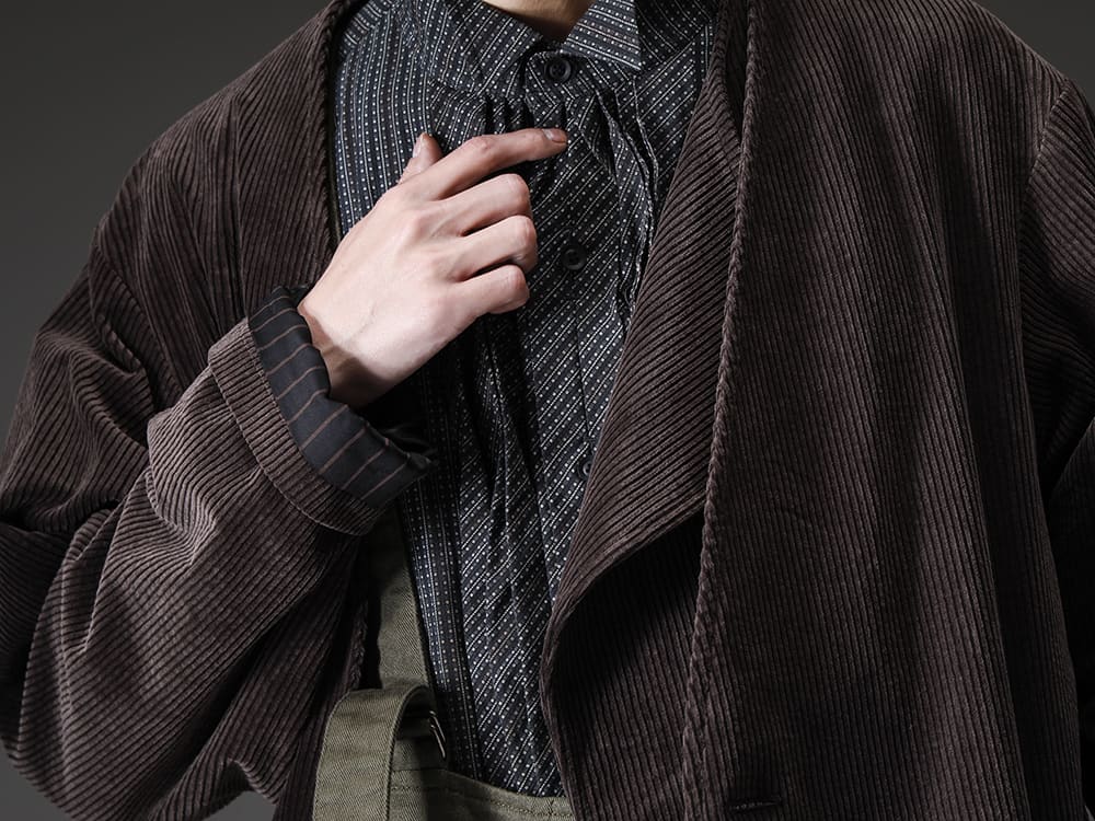 Yohji Yamamoto-ヨウジヤマモト 22-23AW(秋冬) 見出し2  - HE-D01-026-左前二重ドレス - HE-B60-025-ストライプフリルブラウス - HE-D99-046-ワークオーバーオール 2-001