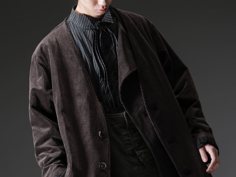 Yohji Yamamoto-ヨウジヤマモト 22-23AW(秋冬) 見出し2  - HE-D01-026-左前二重ドレス - HE-B60-025-ストライプフリルブラウス - HE-D99-046-ワークオーバーオール 2-007