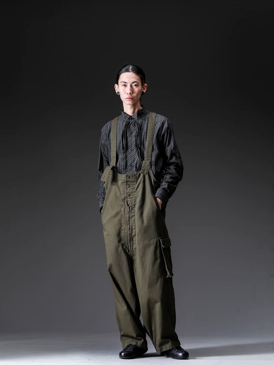 Yohji Yamamoto-ヨウジヤマモト 22-23AW(秋冬) スタイリング - 画像の詳細(スタイリング全体の詳細) 見出し3 HE-B60-025-ストライプフリルブラウス - HE-D99-046-ワークオーバーオール - Handsewn-Classic-Lo-ハンドソーン クラシック ロー 3-001