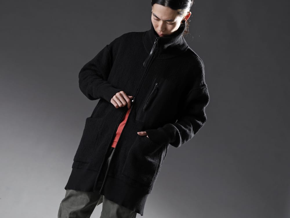 The Viridi-anne - ザ ヴィリジアン 2022-23AW 表のリブ組織が不揃いなダブルジャガードで作った着丈の長いジップアップブルゾン デザイン性を高めたアウターとしてのニットアイテム -  VI-3530-07-Black 綿カシミア ニットブルゾン ブラック1 - VI-3530-07-Black 綿カシミア ニットブルゾン ブラック2 - VI-3546-01-Vermilion 袖レイヤードT バーミリオン ブラック