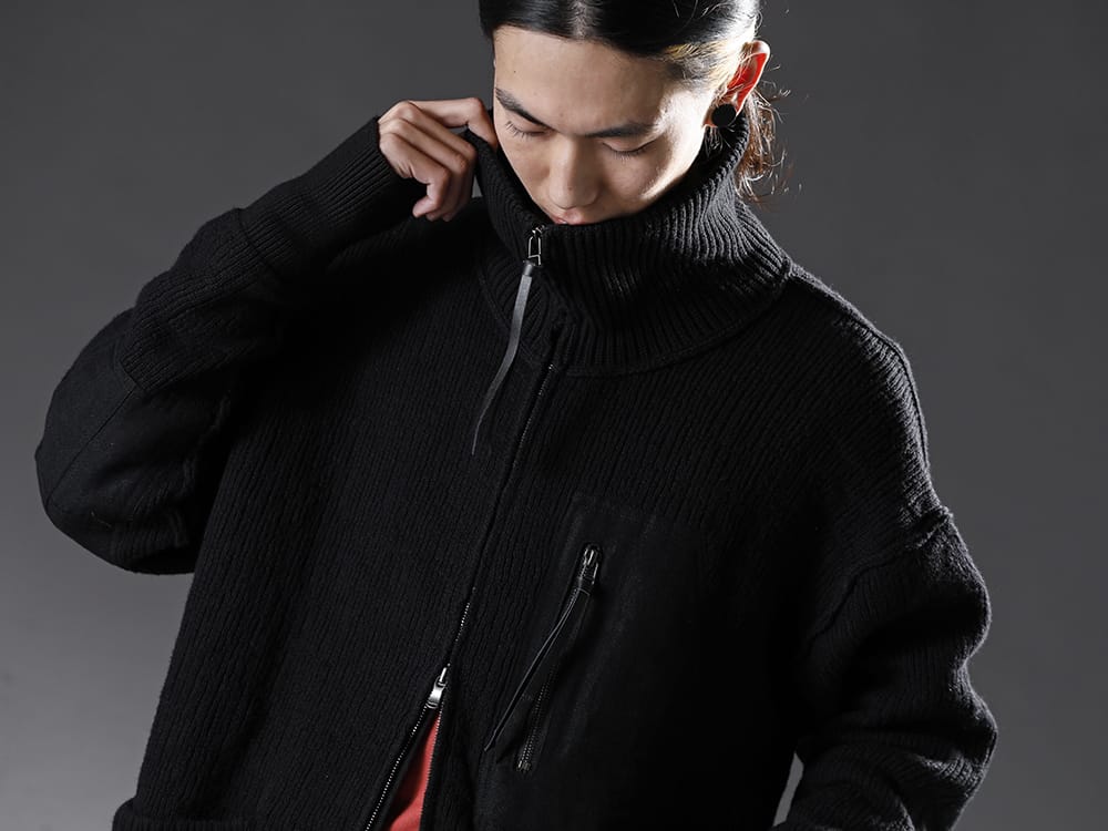 The Viridi-anne - ザ ヴィリジアン 2022-23AW デザイン性を高めたアウターとしてのニットアイテム  - VI-3530-07-Black 綿カシミア ニットブルゾン ブラック1 - VI-3546-01-Vermilion 袖レイヤードT バーミリオン ブラック 2-001