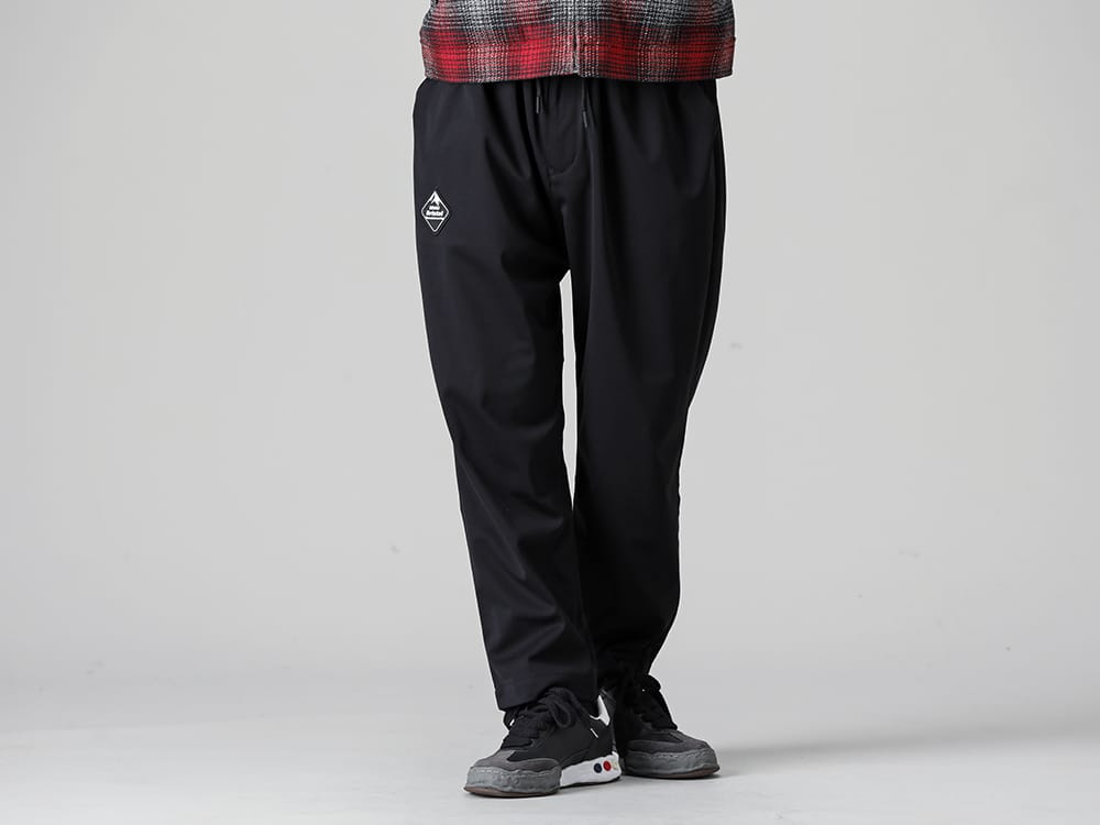 White Mountaineering - ホワイトマウンテニアリング 2022-23AW - ボコボコした手作り感のあるソールは、デザイナー三原氏が「粘土を使用し手作りでベースの型を作った」という温かみのあるデザイン ジャーマントレーナーをベースにデザインされた新作 HERBIE WM2273408-Black - WM × F.C.Real Bristol テーパード パンツ - A09FW702-Black-Black - -ハービー ロー- レザー ロートップ スニーカー Black 3-001