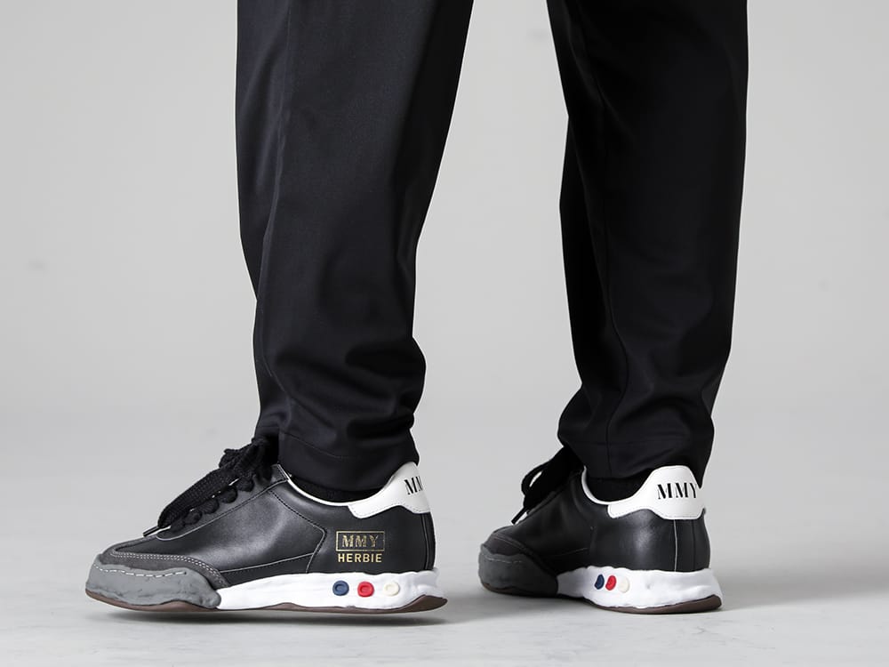 Maison MIHARAYASUHIRO - メゾン ミハラヤスヒロ 2022-23AW ジャーマントレーナーをベースにデザインされた新作 HERBIE - WM2273408-Black - WM × F.C.Real Bristol テーパード パンツ - A09FW702-Black-Black - -ハービー ロー- レザー ロートップ スニーカー Black 3-004
