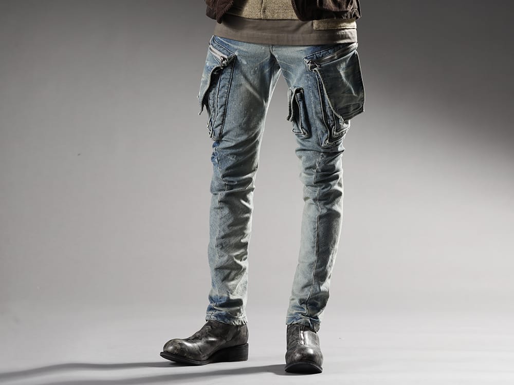 ユリウス / グイディ 2022-23AW - ブランドでも高く人気の誇るカーゴパンツ - 807PAM6-ID(10.5oz ストレッチデニム ダメージペイント カーゴスキニーデニム インディゴ) PL2-METRO(リミテッド ロング フロントジップブーツ - ホース フルグレイン レザー - METRO) - 3-001