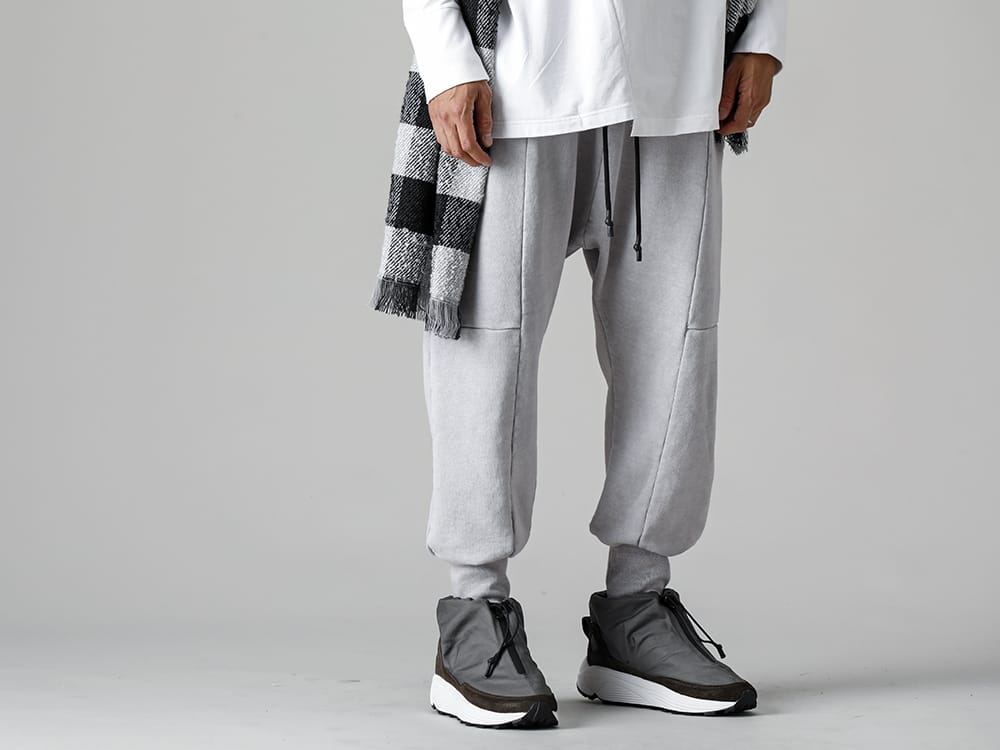 RIPVANWINKLE 2022-23AW Styling - VORTEX SPINNERと呼ばれる紡績法によって作られた糸を編んだ裏毛ソリッドジャージー。 Pants are cold-dyed VORTEX SPINNER lined pants made by a spinning method called VORTEX SPINNER. RB-431-Ice-Gray - Solid jersey Ice Gray- RW-416 Khaki - Moc Trainer Khaki 3-001