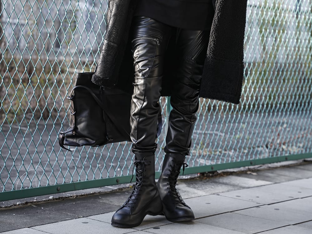 ユリウス / ザ ヴィリディアン / パトリックステファン 2022-23AW - 立体的なシルエットを作り出すパンツ - 807PAM8(シンセティックレザー プレザー インダイレクトパンツ) VI-3554-09(インヒールブーツ) 204ABG03(マイクロ アトリエバッグ ホースハイドレザー S2) - 3-001