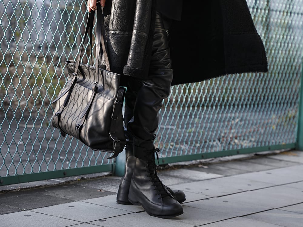 ユリウス / ザ ヴィリディアン / パトリックステファン 2022-23AW - 立体的なシルエットを作り出すパンツ - 807PAM8(シンセティックレザー プレザー インダイレクトパンツ) VI-3554-09(インヒールブーツ) 204ABG03(マイクロ アトリエバッグ ホースハイドレザー S2) - 3-002