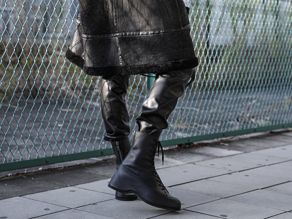 ユリウス / ザ ヴィリディアン / パトリックステファン 2022-23AW - 立体的なシルエットを作り出すパンツ - 807PAM8(シンセティックレザー プレザー インダイレクトパンツ) VI-3554-09(インヒールブーツ) 204ABG03(マイクロ アトリエバッグ ホースハイドレザー S2) - 3-003