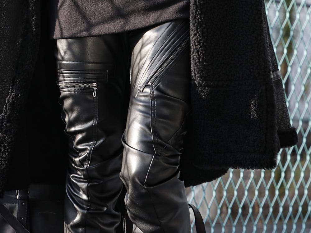 ユリウス 2022-23AW - 立体的なシルエットを作り出すパンツ - 807PAM8(シンセティックレザー プレザー インダイレクトパンツ) - 3-004